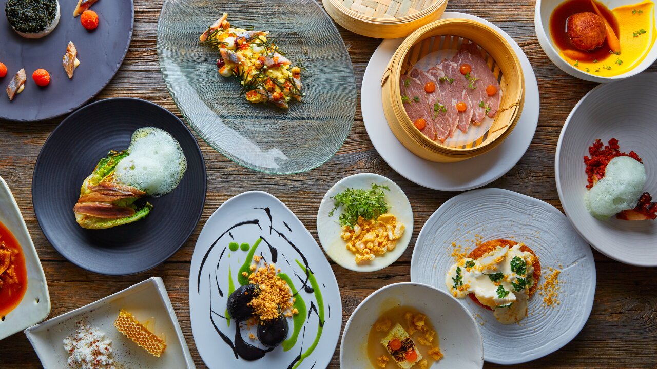 Assortiment de plats gastronomiques présentés sur une table en bois